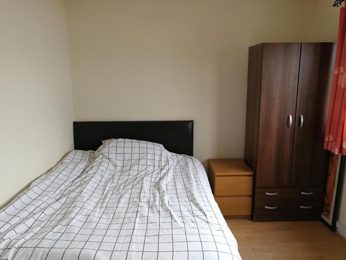 A Double Bedroom Near Glasgow City Centre Not In Great Condition Suitable For Short Stay Exterior foto